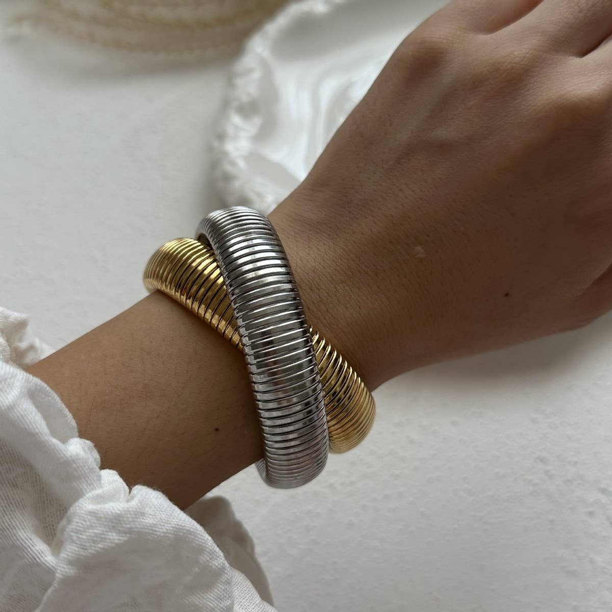 FASHIONABLE SMOOTH SPRING BRACELET FOR WOMEN