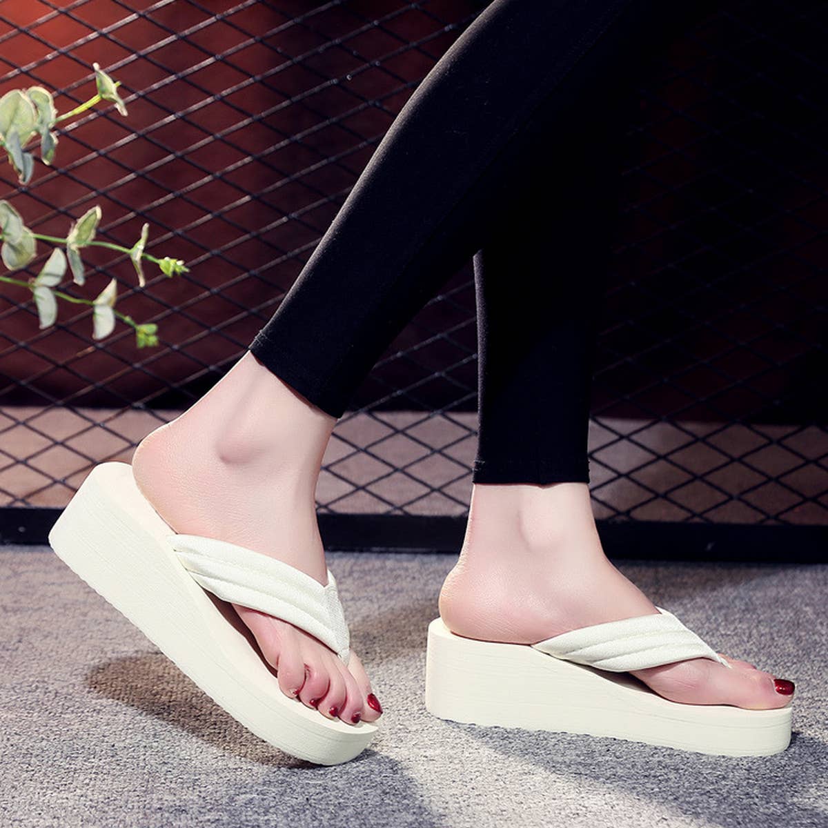 FASHIONABLE SUMMER THICK-SOLED FLIP-FLOPS
