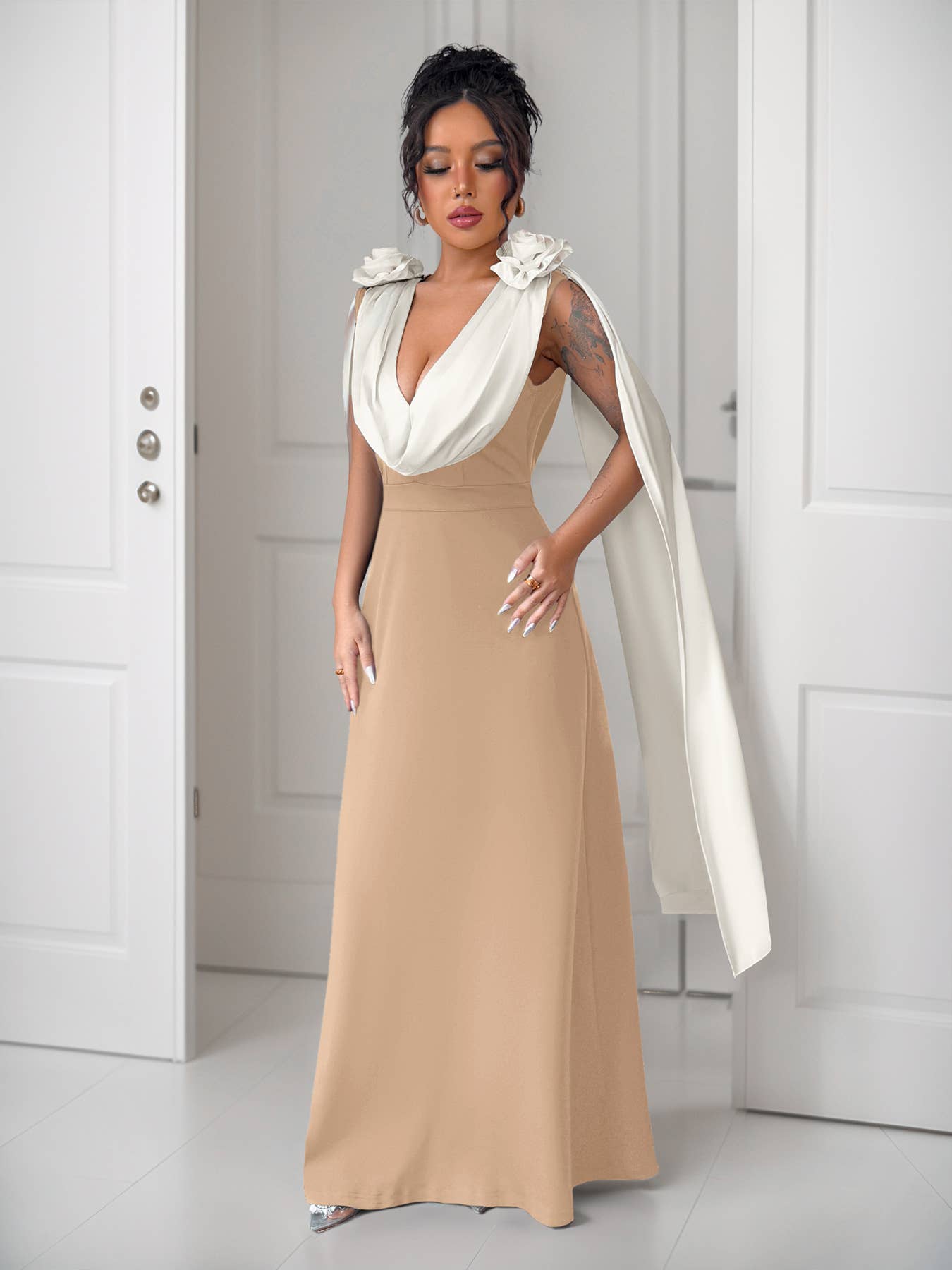 V-neck contrasting color sleeveless dress