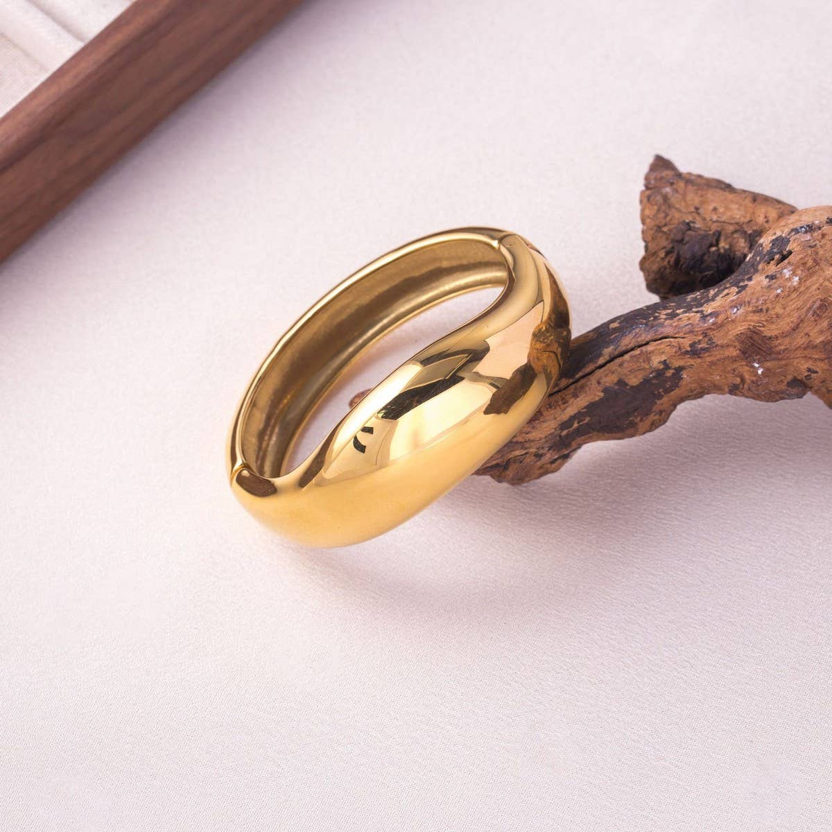 TITANIUM STEEL C OPEN ROUND WIDE SMOOTH BRACELET