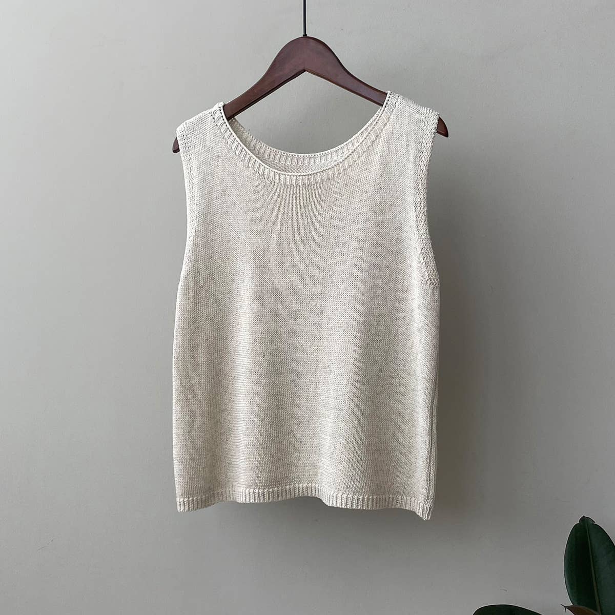 SIMPLE SOLID COLOR U-NECK KNIT VEST