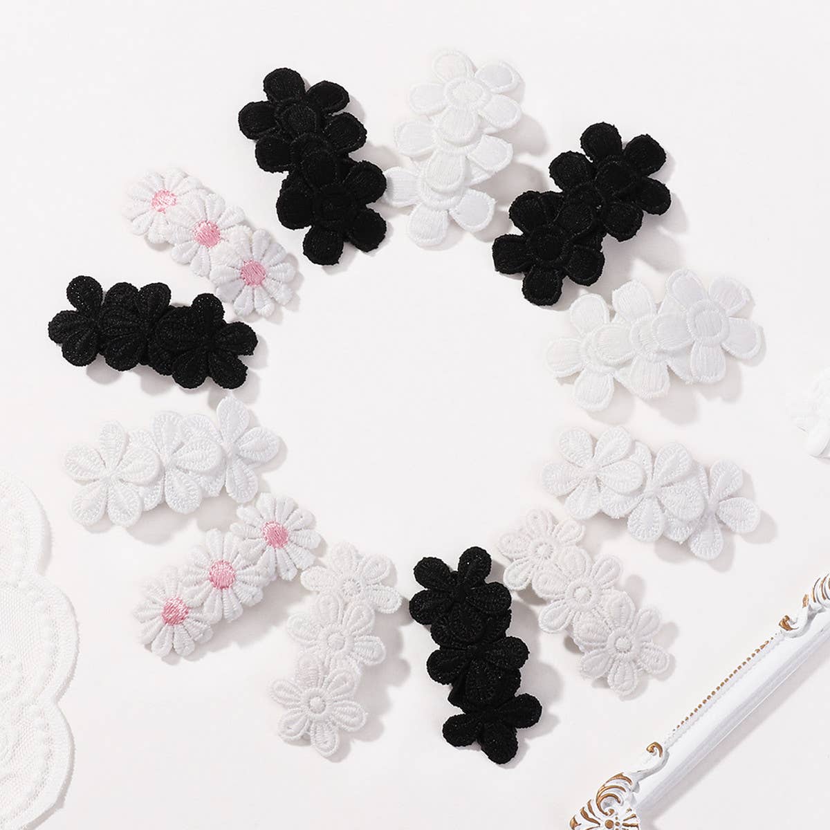 CHILDREN'S PETAL FLOWER BLACK AND WHITE HAIRPIN