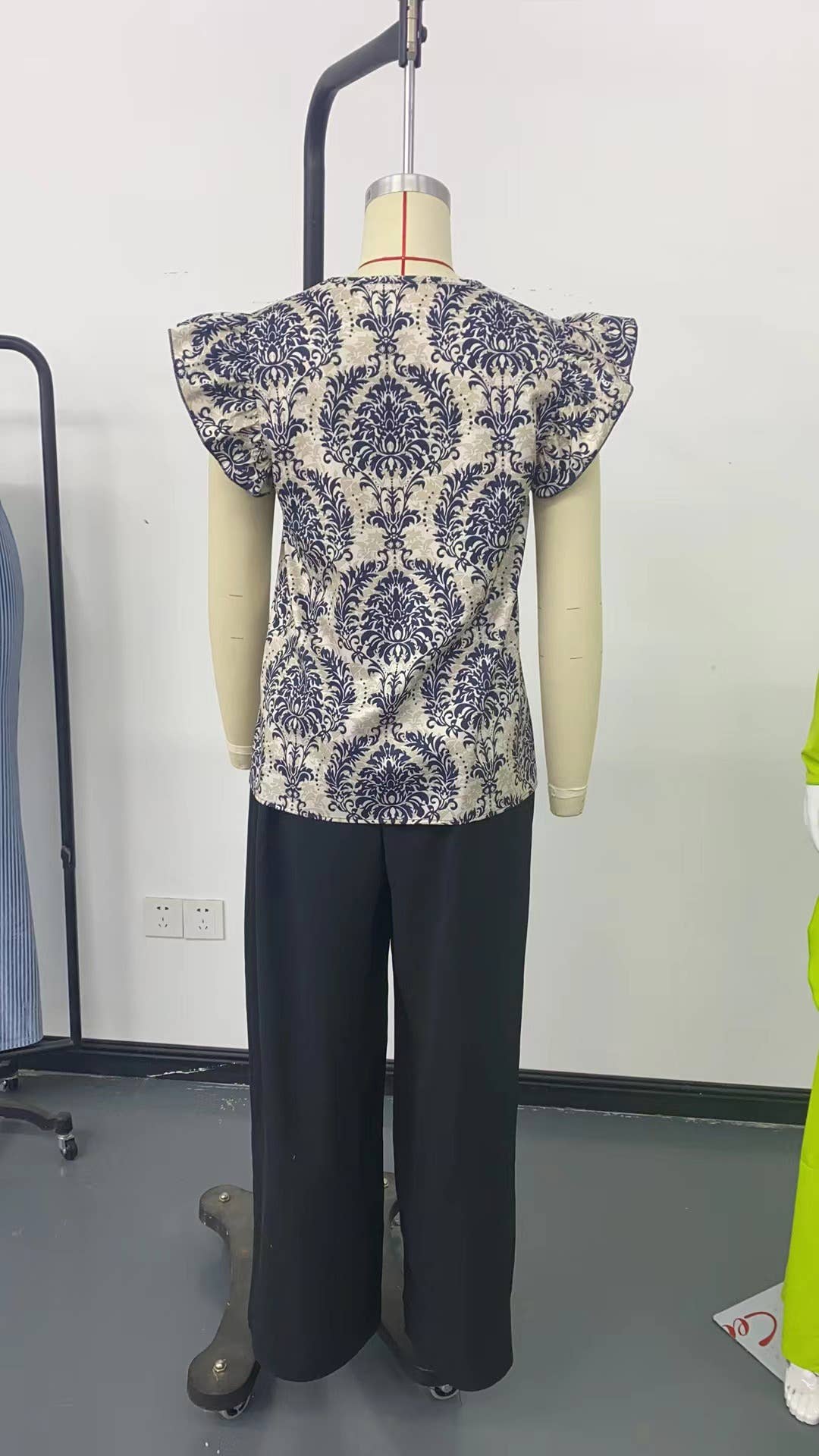 Solid color pantsuit lotus sleeve printed top