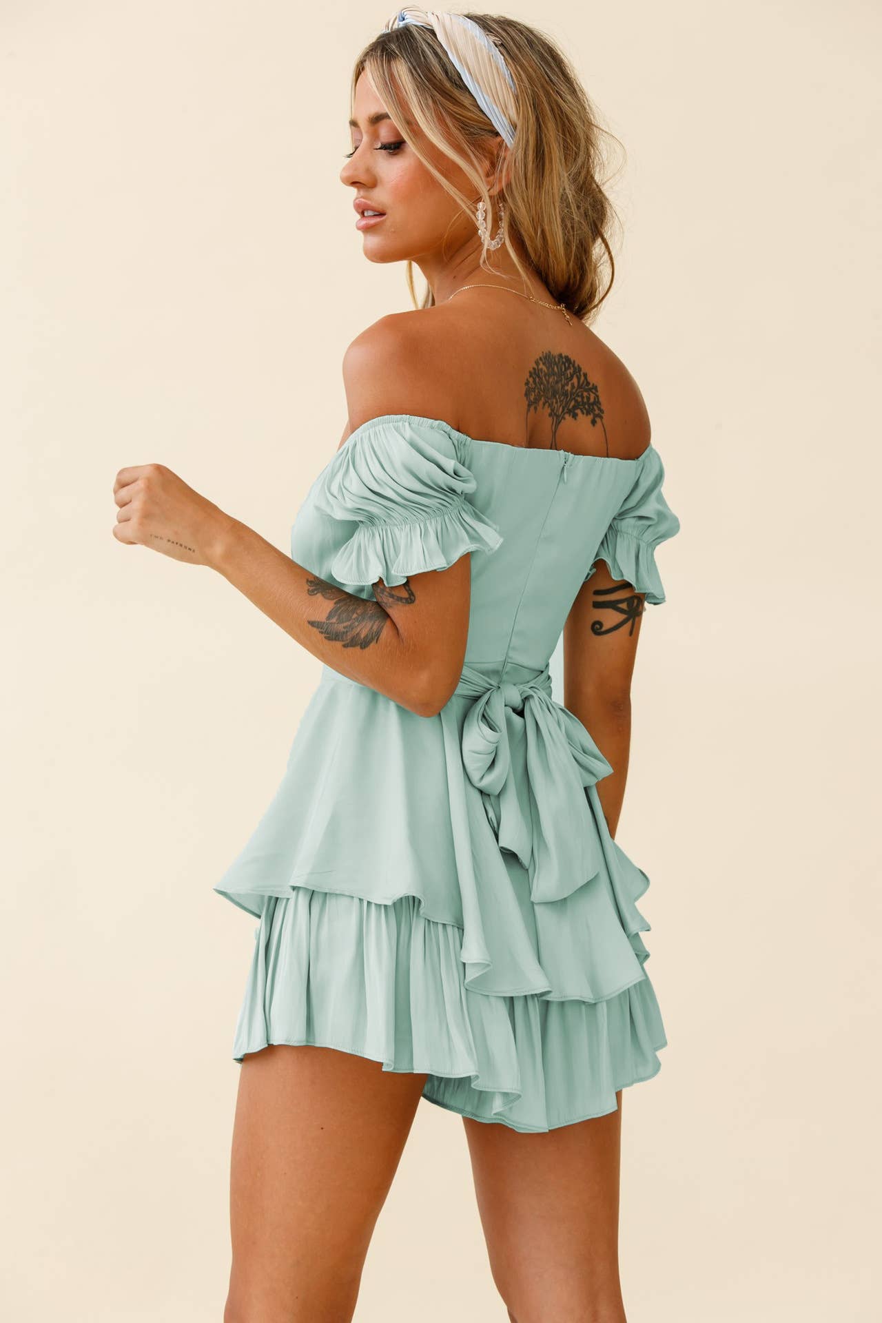 Solid-color one-shoulder lantern-sleeved dress