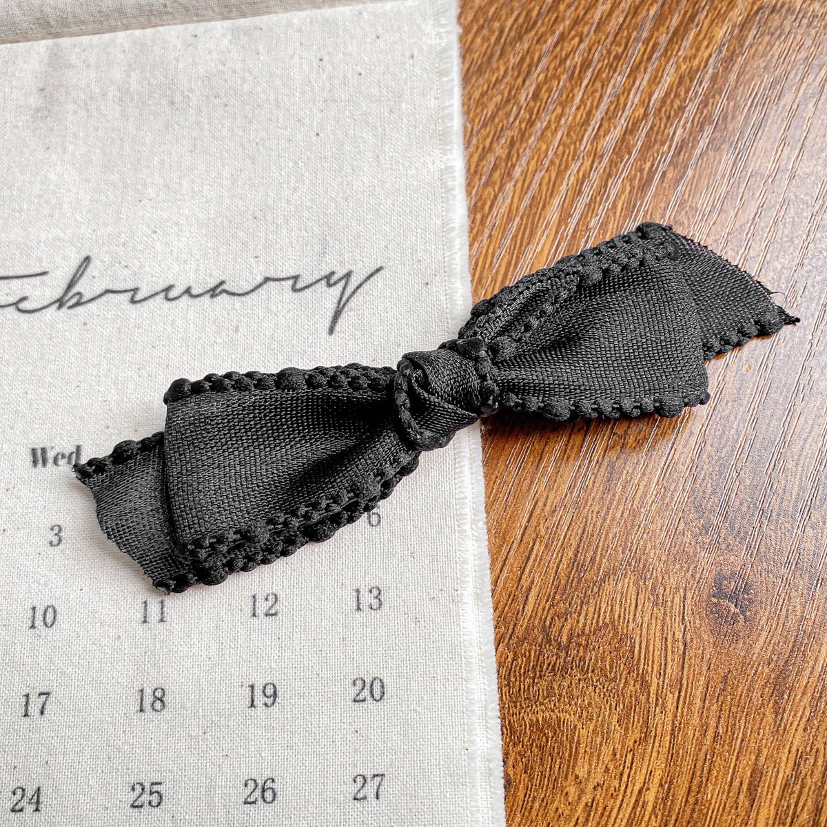 Fashionable and versatile bow tie clip