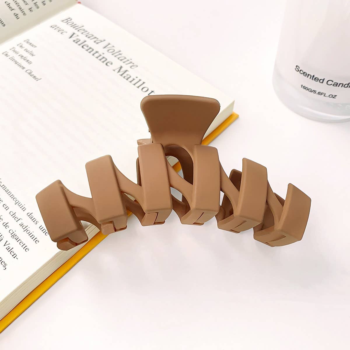 Cream Wave Hair Claw - Chic Shark Clip for Women_CWAHA1586