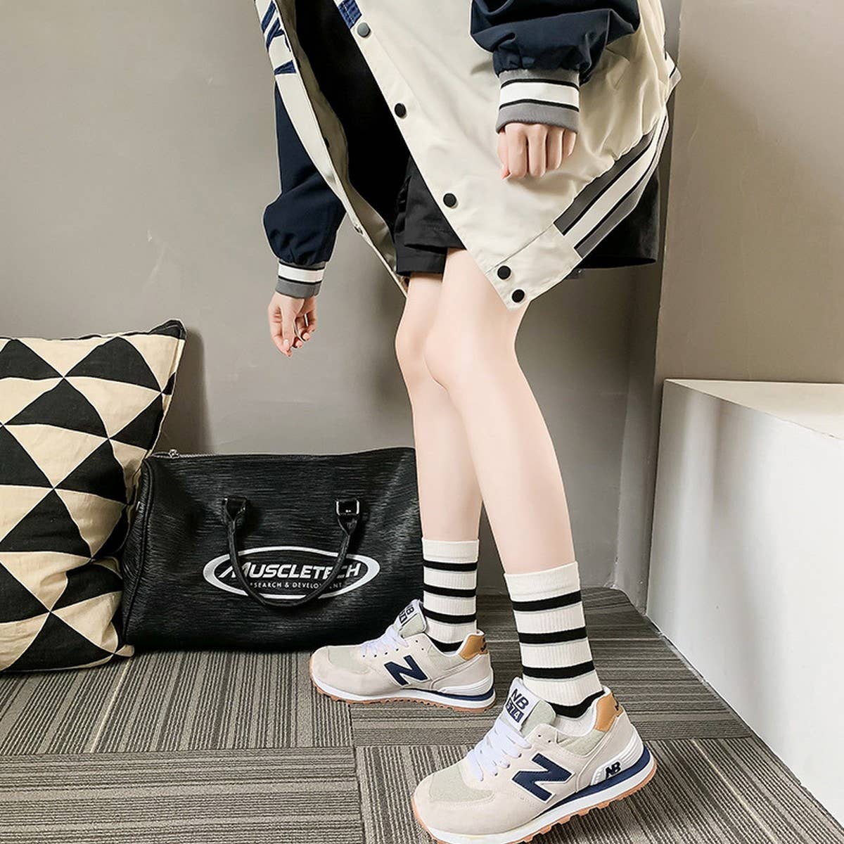 BLACK AND WHITE STRIPED HEART EMBROIDERED SOCKS_CWMS0997