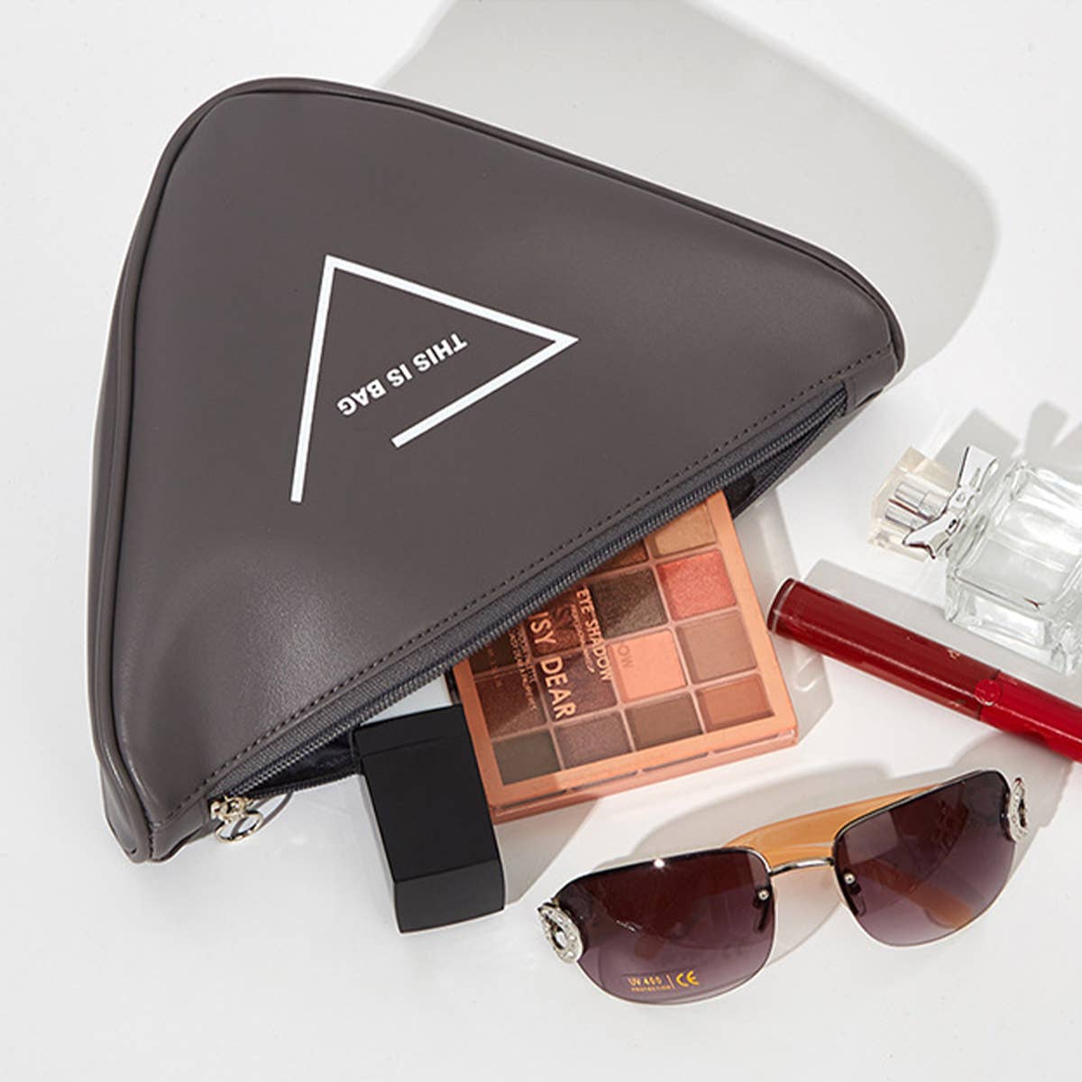GEOMETRIC TRIANGLE ZIPPER MAKEUP BAG_CWAB1449