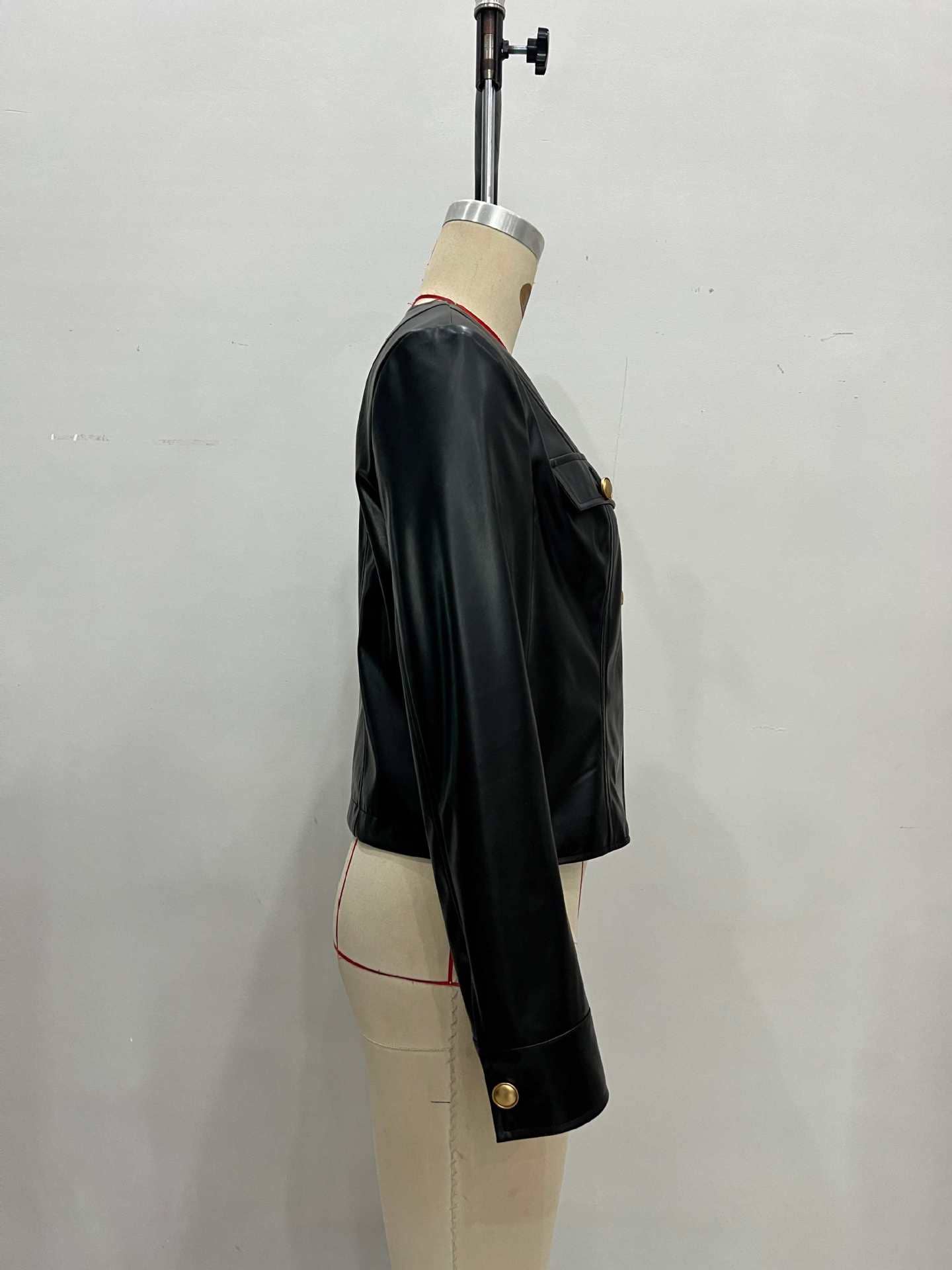 Round-neck single-breasted leather jacket