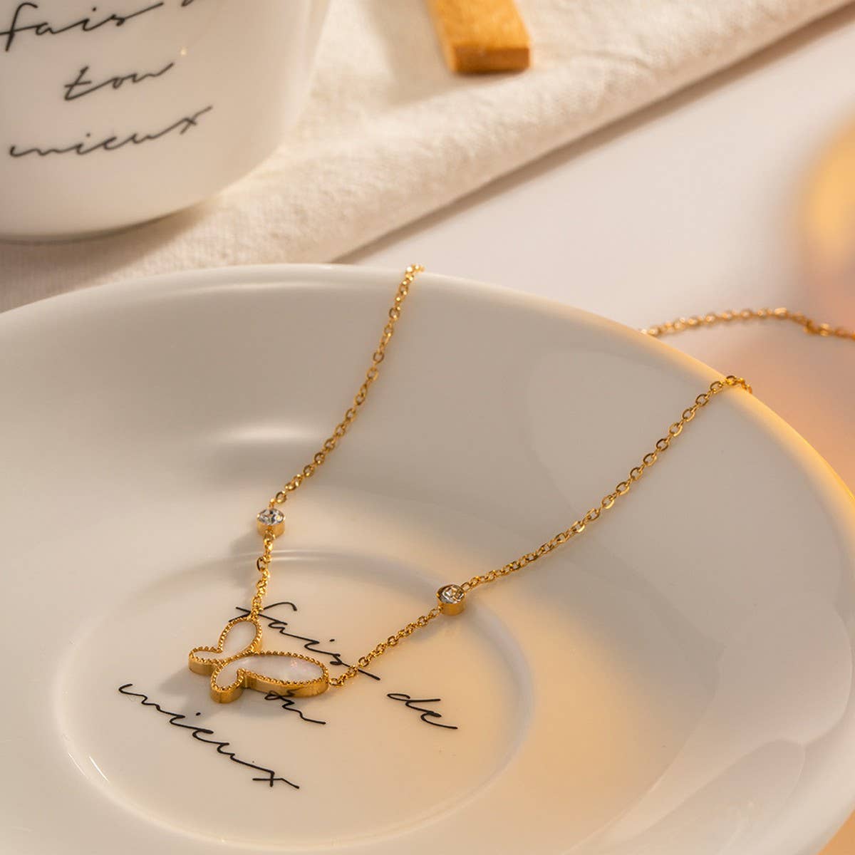 NEW BUTTERFLY DIAMOND NICHE LUXURY NECKLACE