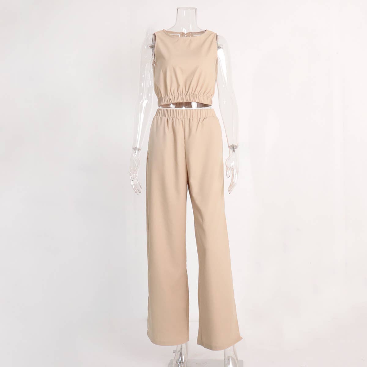 Waistcoat and trousers set that exposes the waist