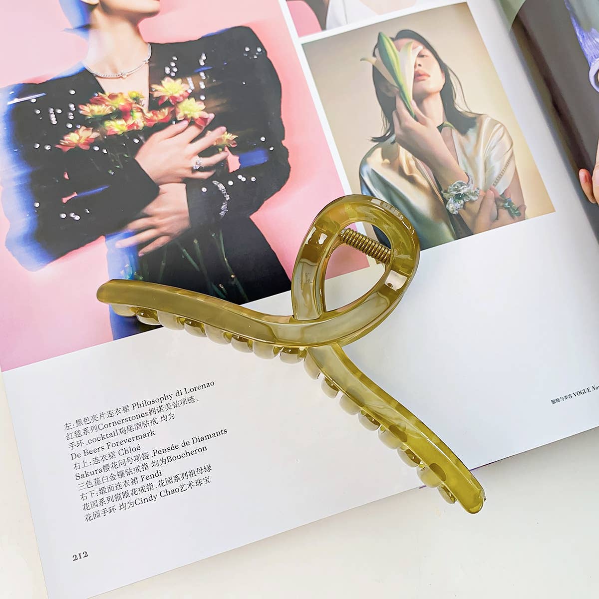 Fashionable cross-grip jelly-colored shark clip