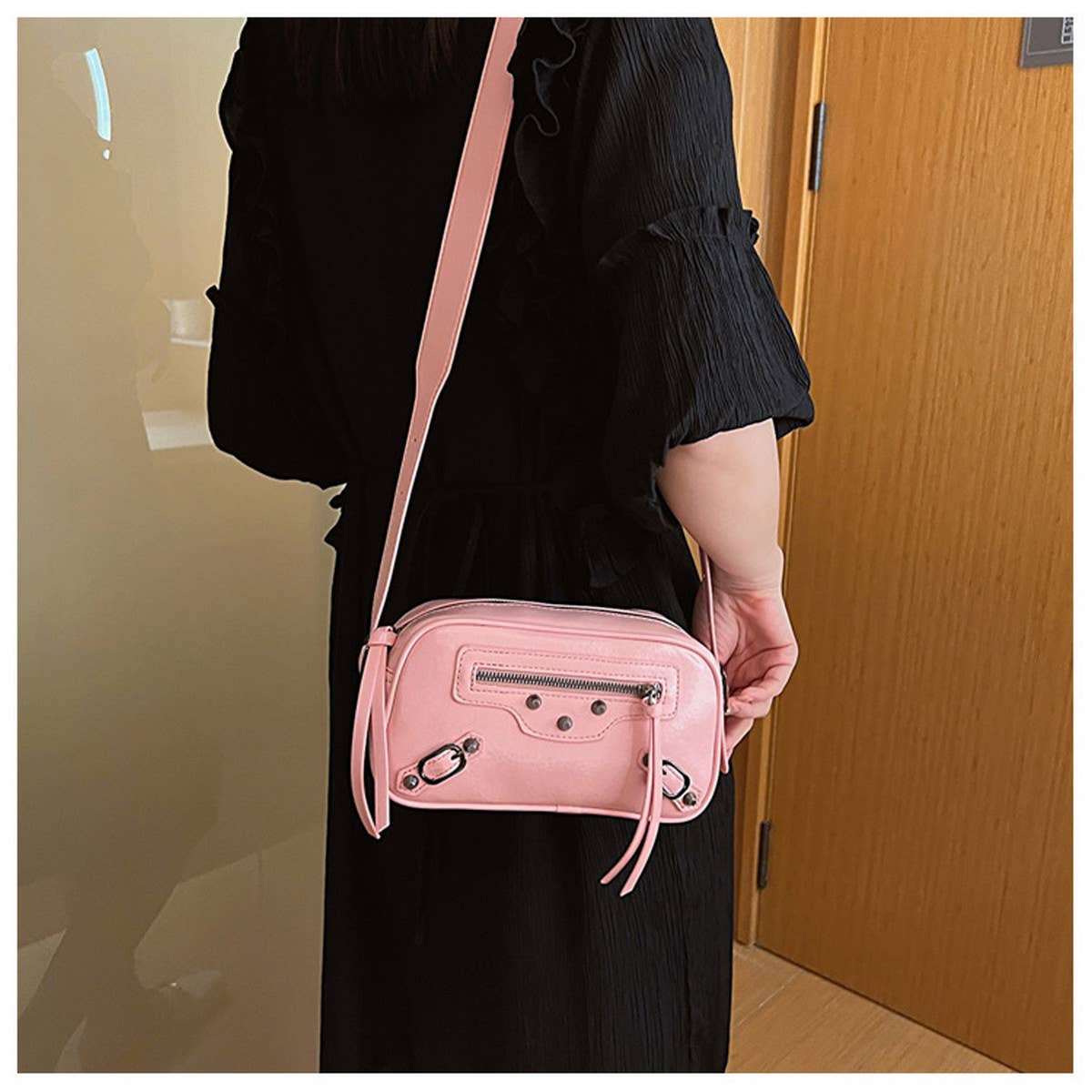 RETRO RIVET SMALL SQUARE SHOULDER BAG_CWAB1590