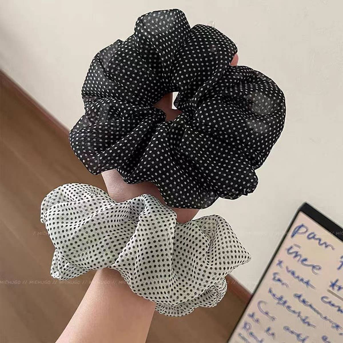 RETRO POLKA DOTS HAIR SCRUNCHIES_CWAHA2823