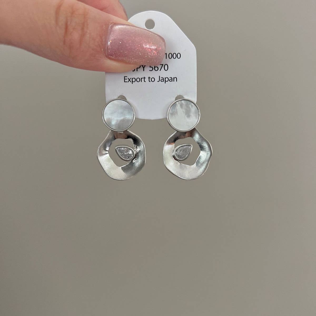 ADVANCED SHELL ROUND PENDANT EARRINGS_CWAJE1354