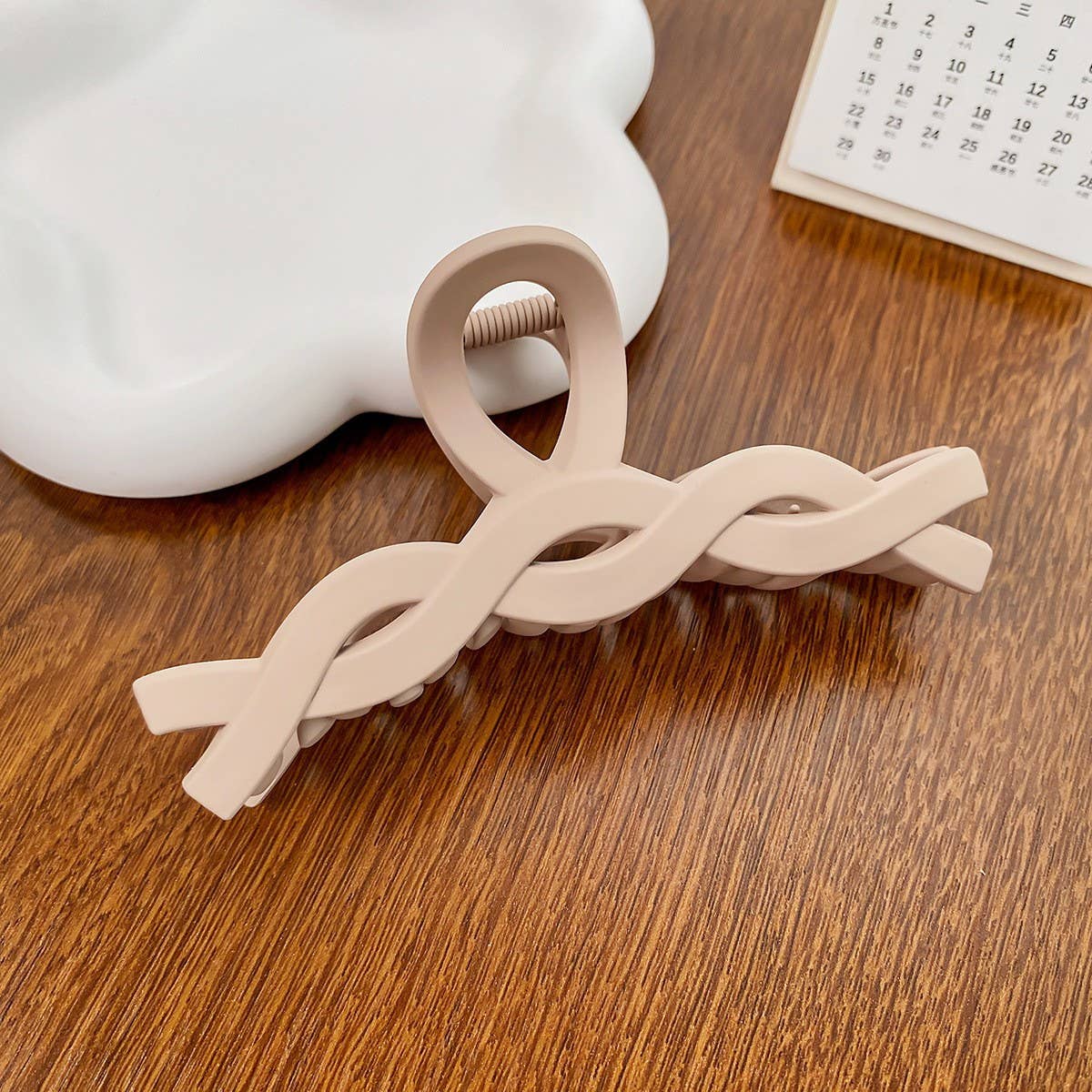 Versatile fashionable hollowed-out grab clip