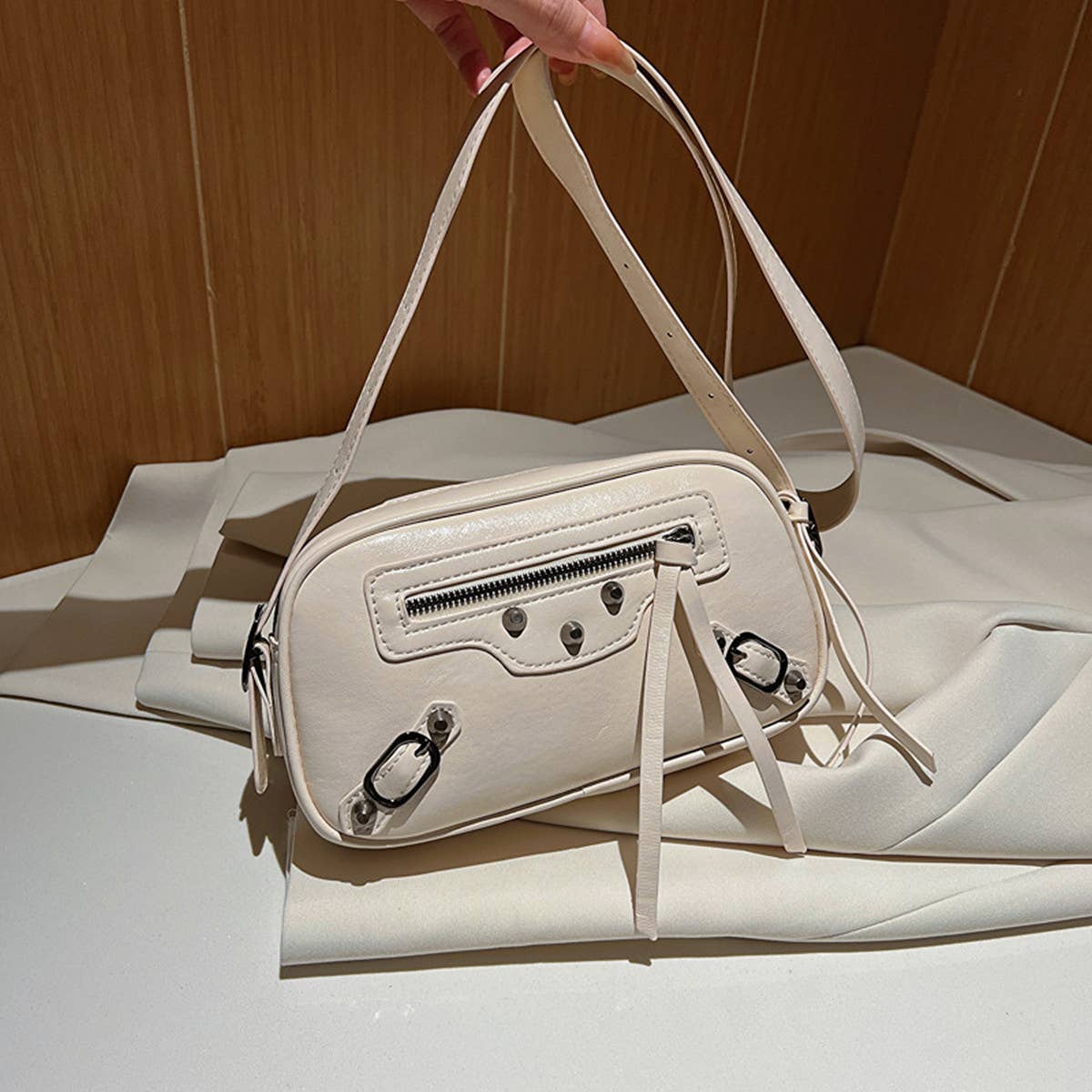 RETRO RIVET SMALL SQUARE SHOULDER BAG_CWAB1590