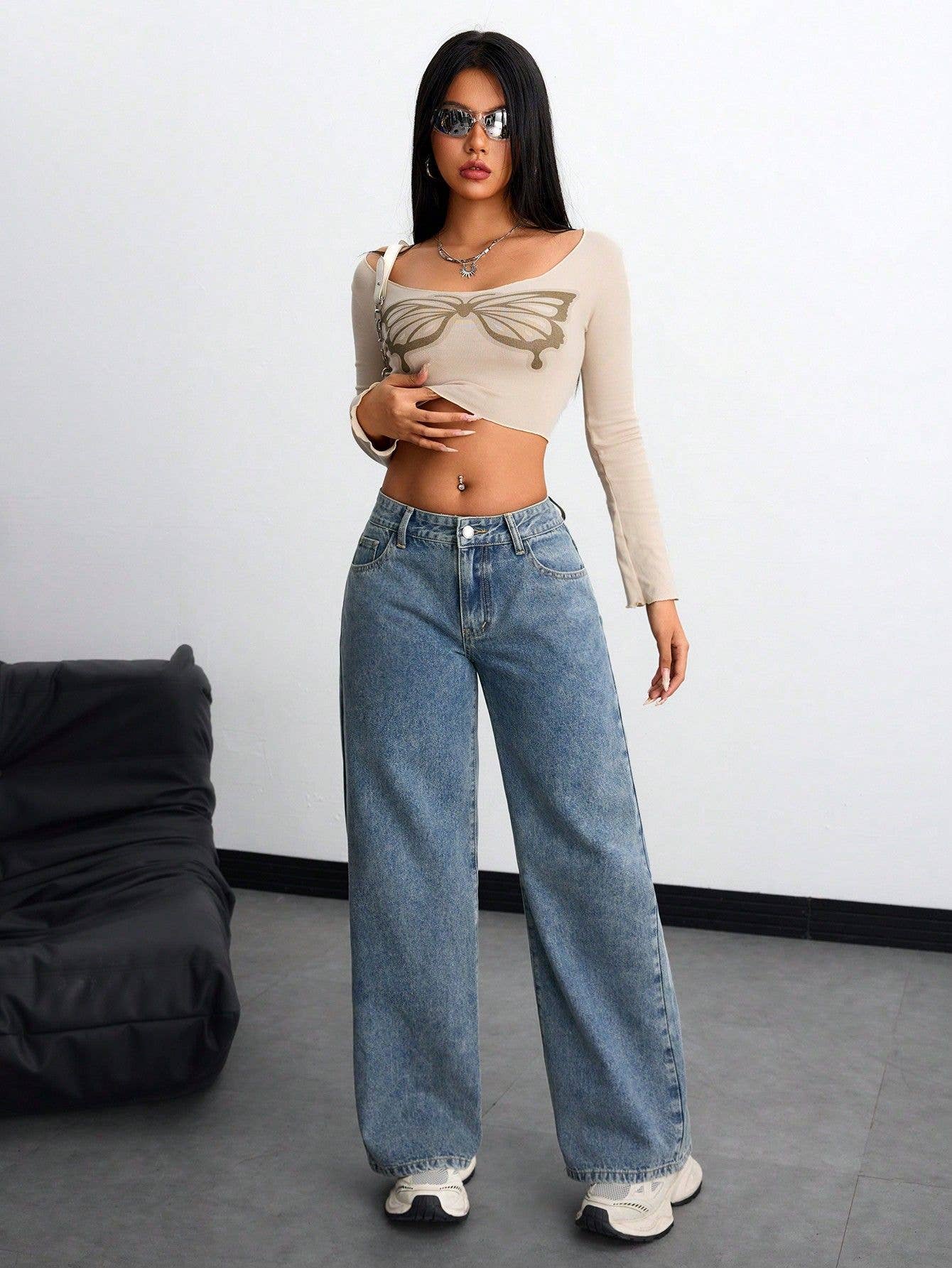 High-waisted fashionable straight-leg jeans