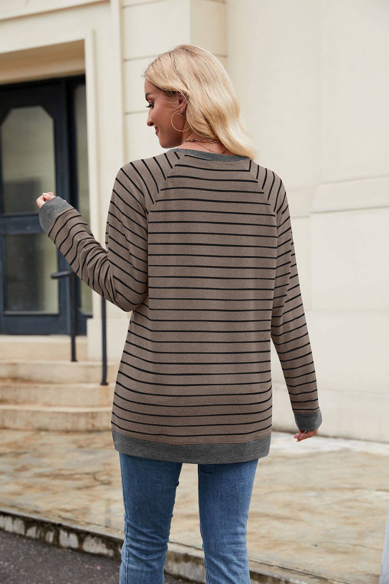 Striped round-neck long-sleeved pocket T-shirt
