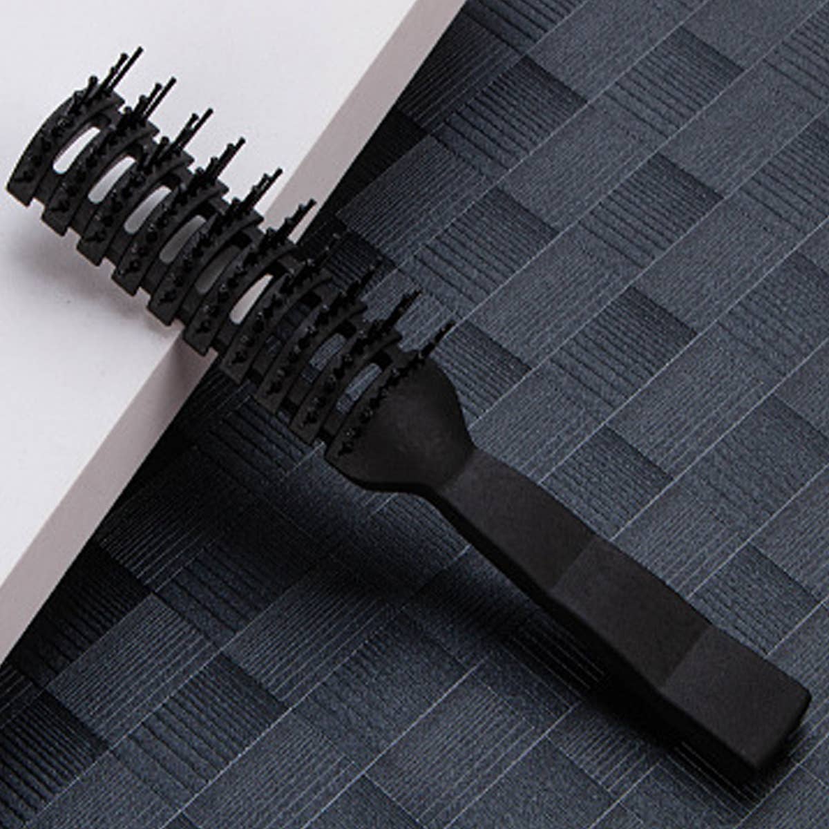 MEN FLUFFY NINE-ROW COMB