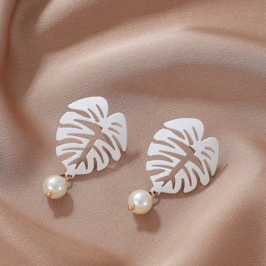 WHITE HOLLOW LEAF PEARL EARRINGS