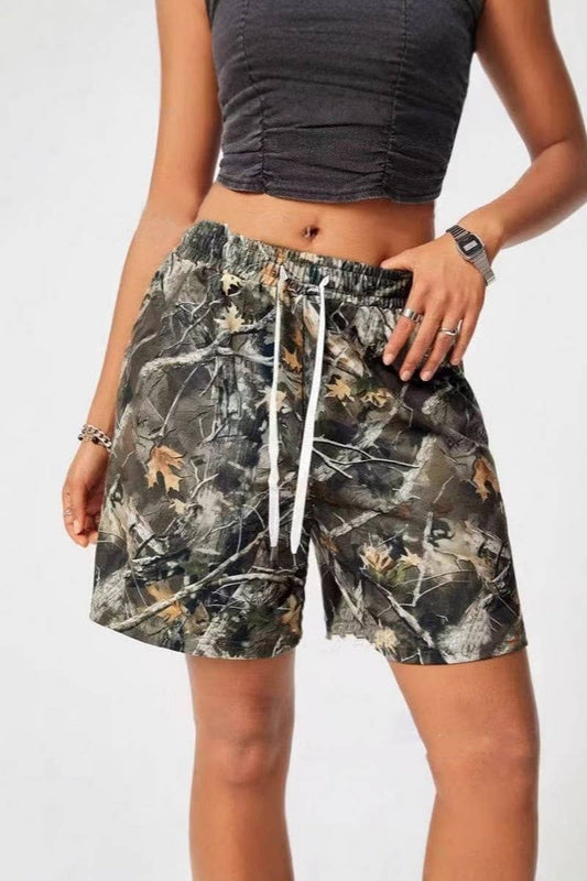 CWBSP0569_LOOSE DRAWSTRING CAMO SHORTS WITH BRANCH PRINT