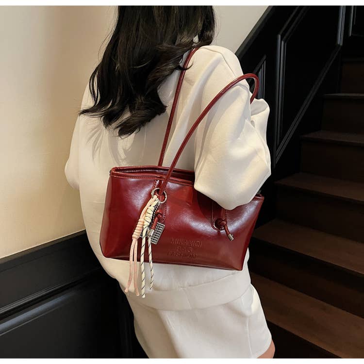 Fashionable versatile and simple underarm bag