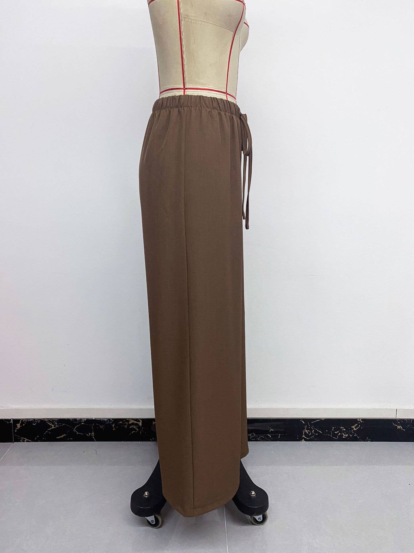 Stretched-waist drawstring straight-leg trousers