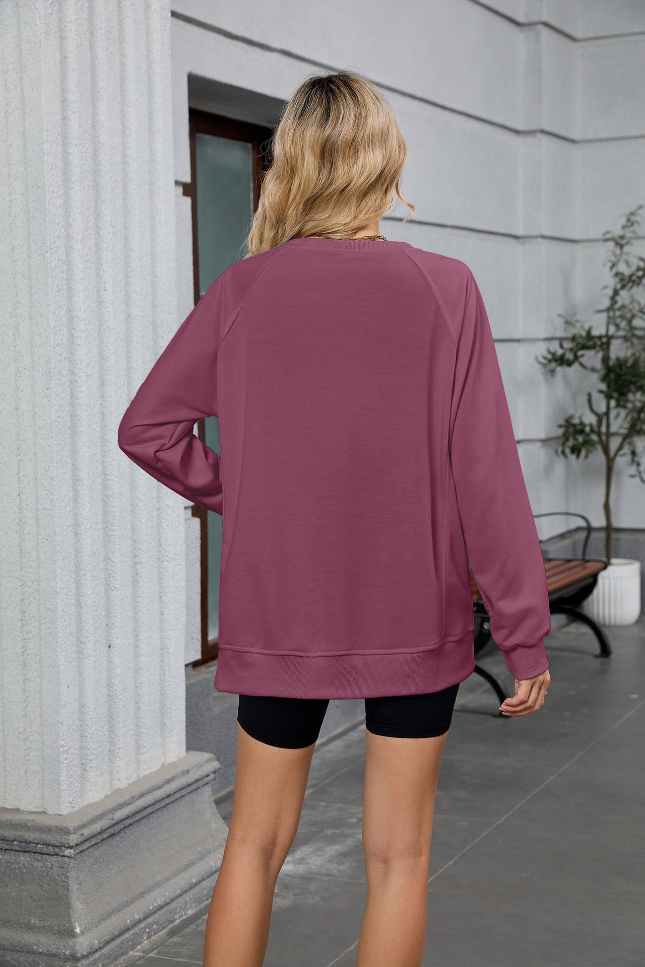 Solid-color round-neck long-sleeved sweatshirt