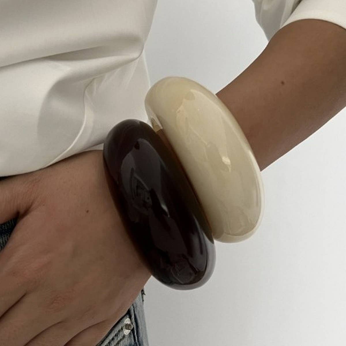 FASHIONABLE MULTI-COLOR CURVED TEXTURE BRACELET