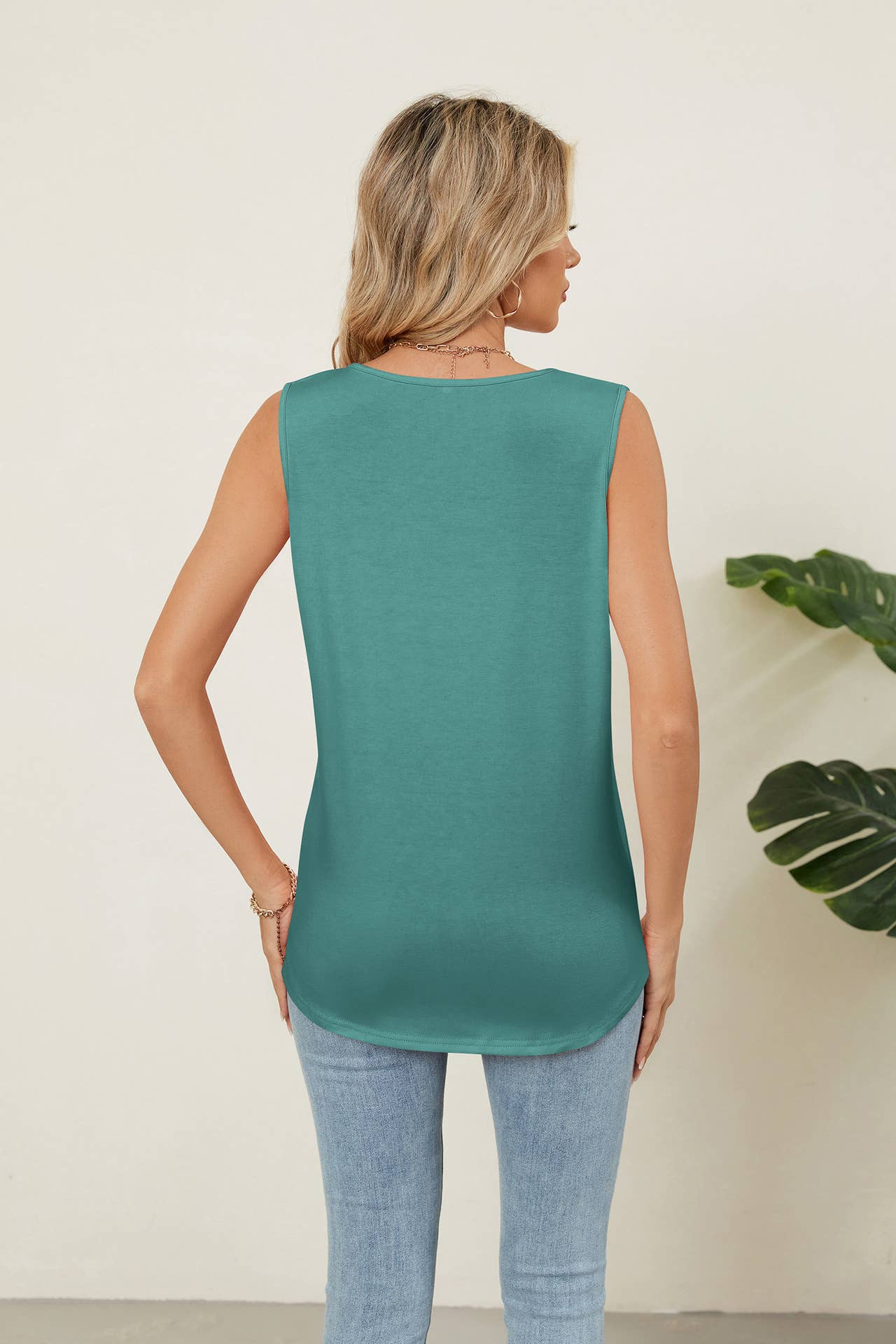 Solid color crew neck design sleeveless vest