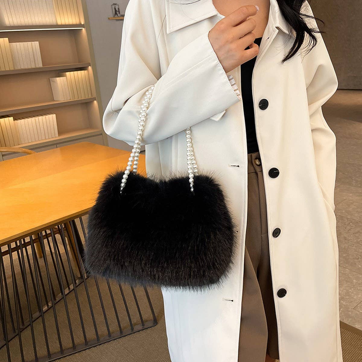 WINTER FASHION PEARL CHAIN SHOULDER PLUSH BAG_CWAB3950