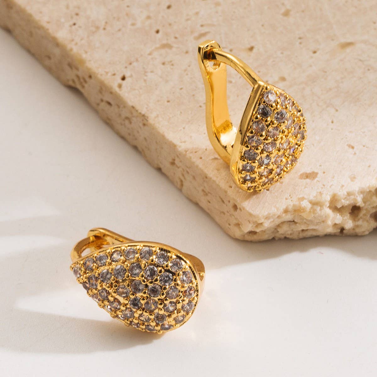 18K Gold Geometric Hoop Earrings for Women_CWMM8512