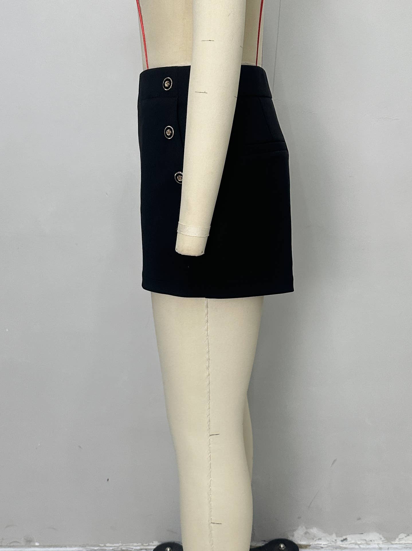 Versatile button-decorated straight shorts