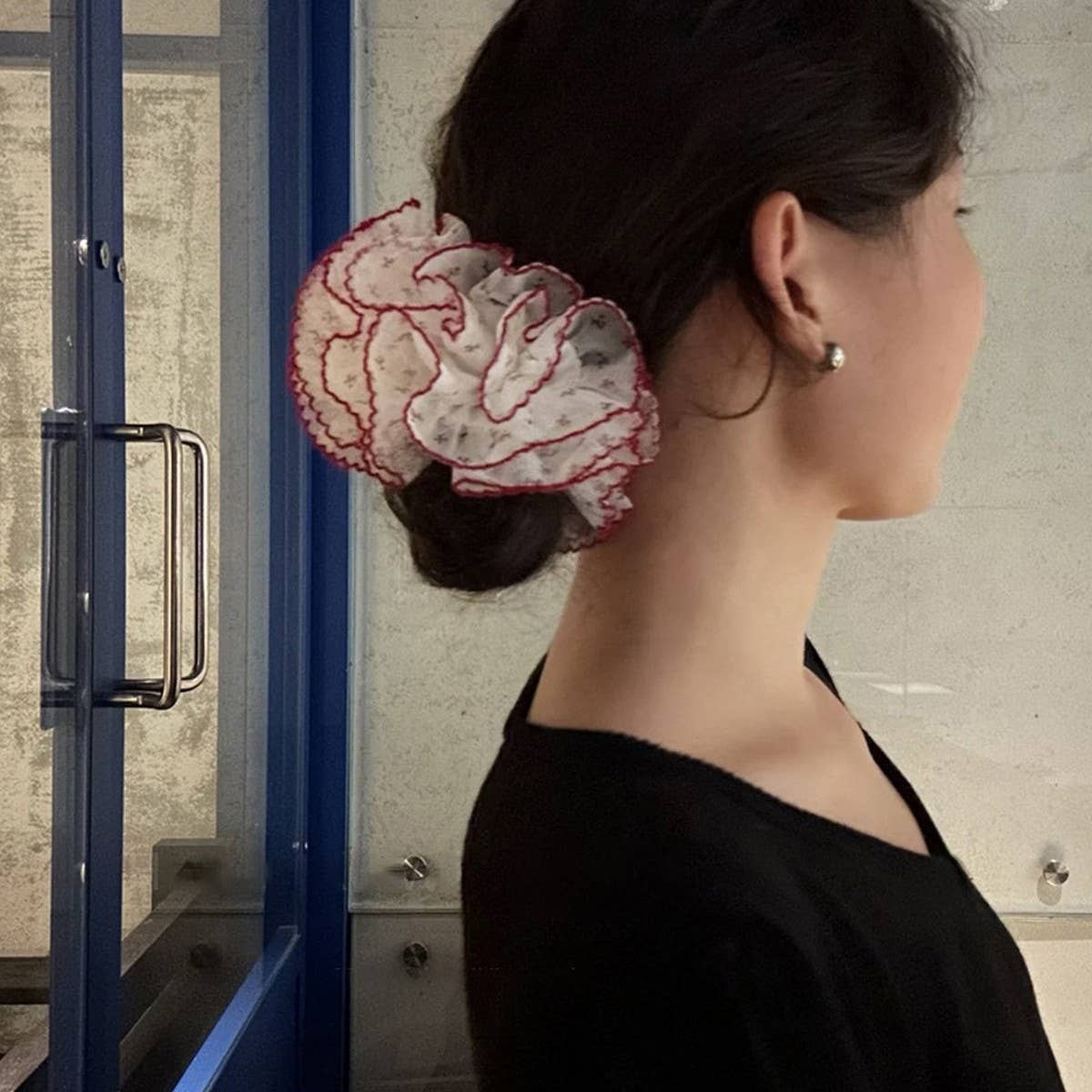 Spring Floral Lace Scrunchie with Sweet Contrast_CWAHA5506