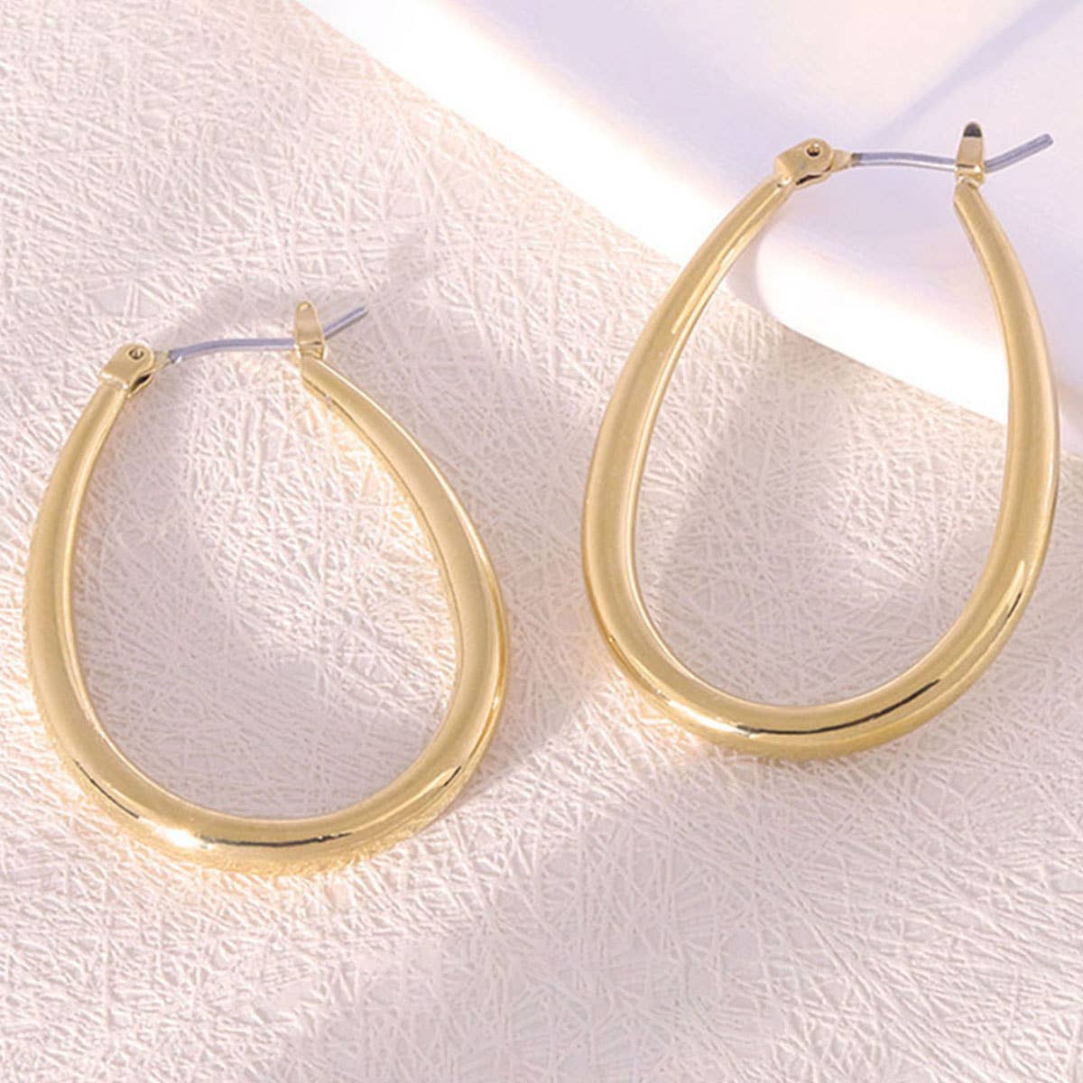 MINIMALIST HOOP EARRINGS