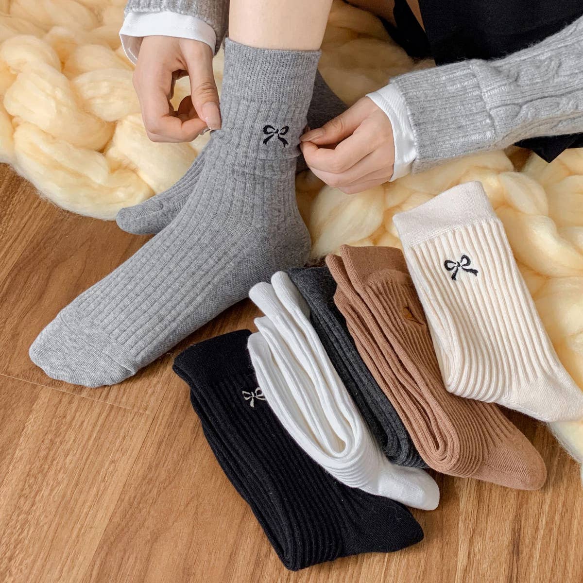 Bow Embroidered Crew Socks ??œCute, Stylish for Women_CWMS0949