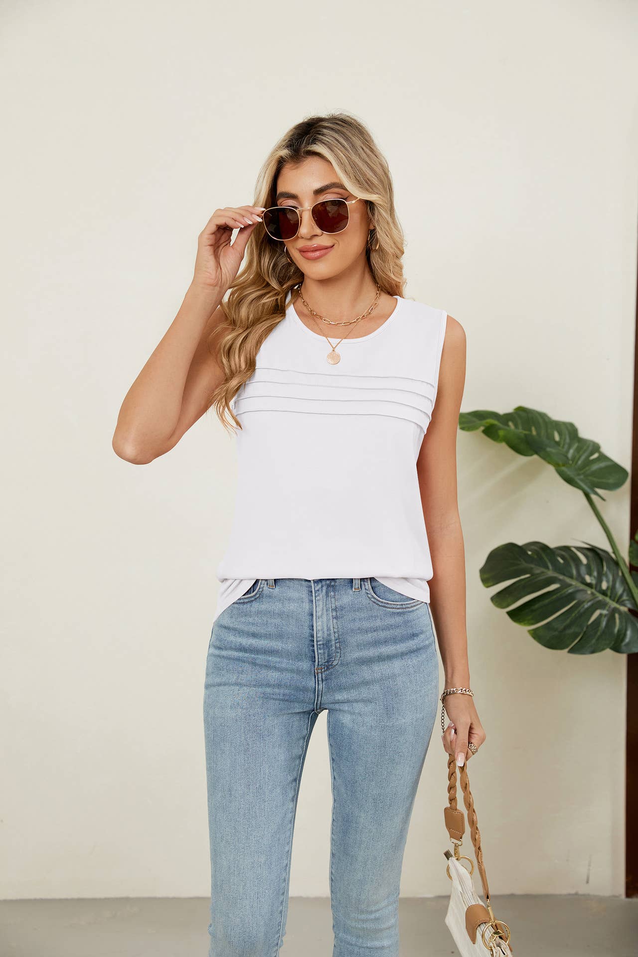 Solid color crew neck design sleeveless vest