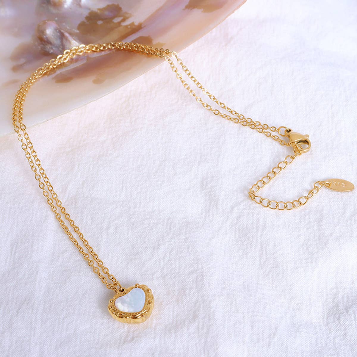 HEART SHAPED SEASHELL GOLD PLATED NECKLACE