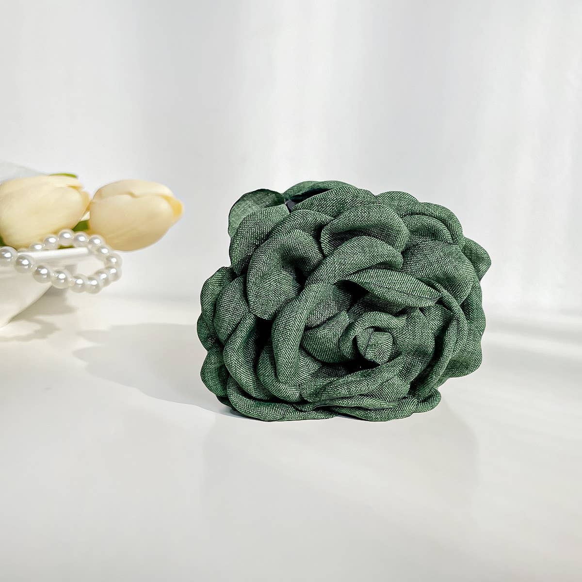 Three-dimensional solid fabric rose grasping clip