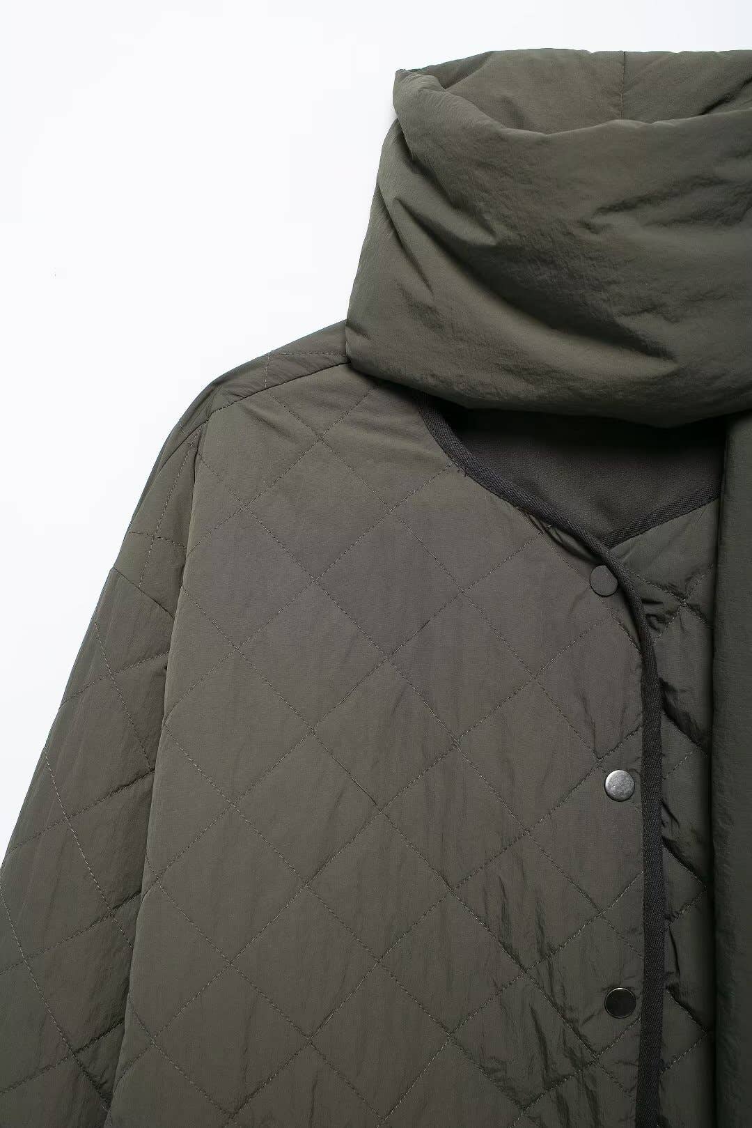 WEAR A SCARF AND COTTON SUIT IN A SOLID COLOR