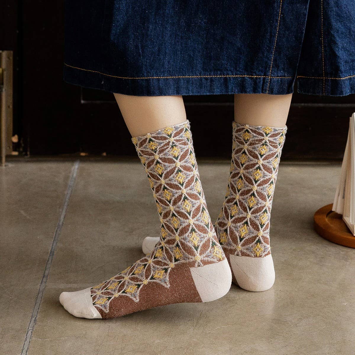 NEW DIAMOND-PATTERNED WHITE TRIM MID-TUBE SOCKS