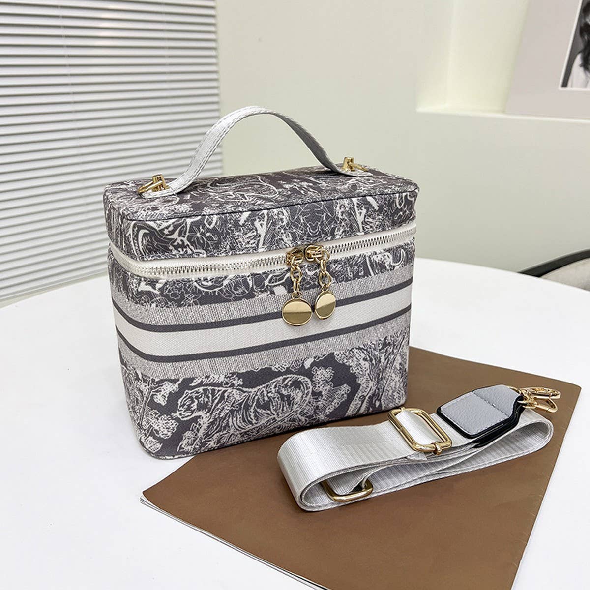 NEW VINTAGE EMBROIDERED PORTABLE COSMETIC BAG_CWAB4408