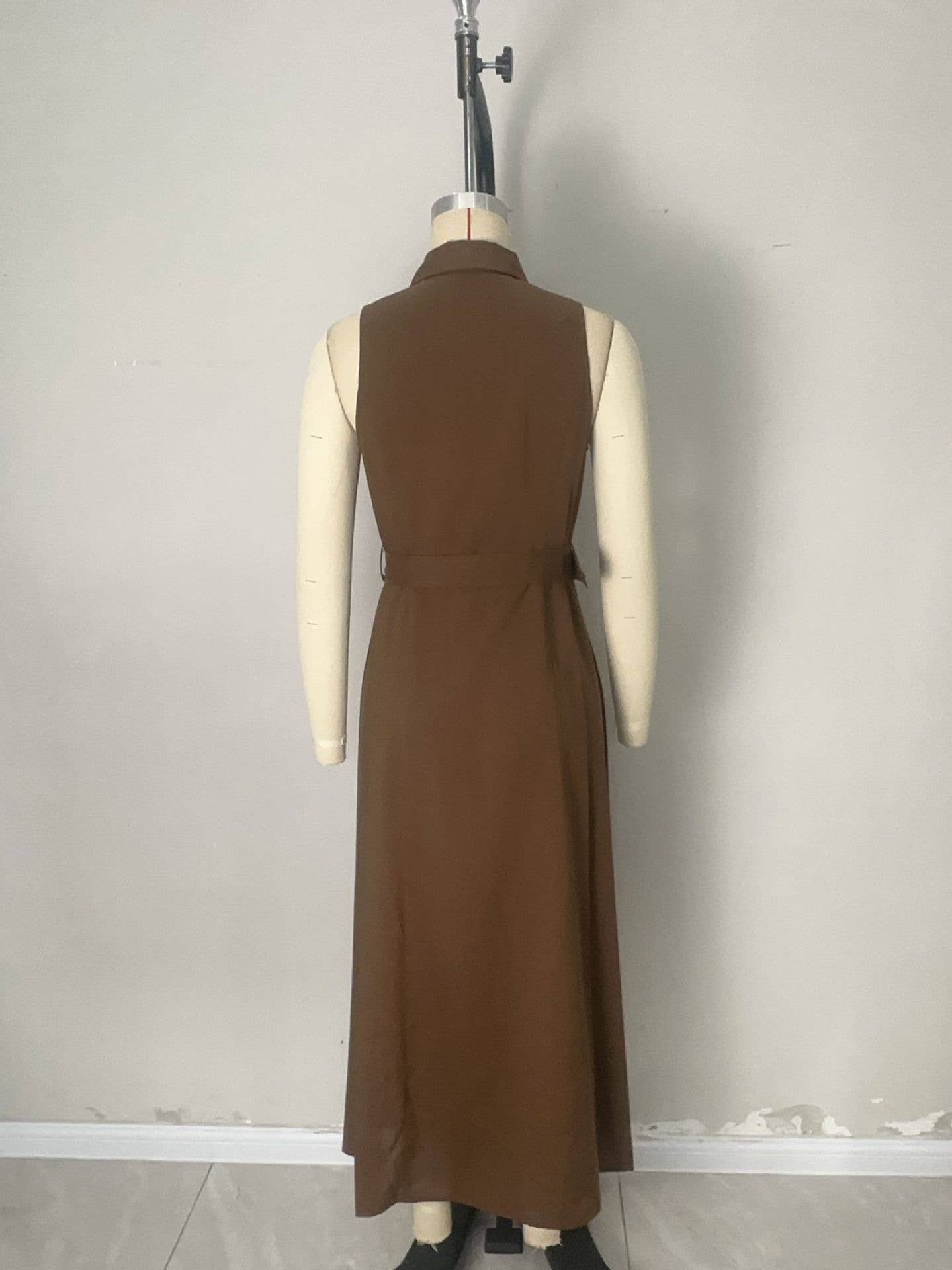 Split sleeveless solid cinched waist shirt dress