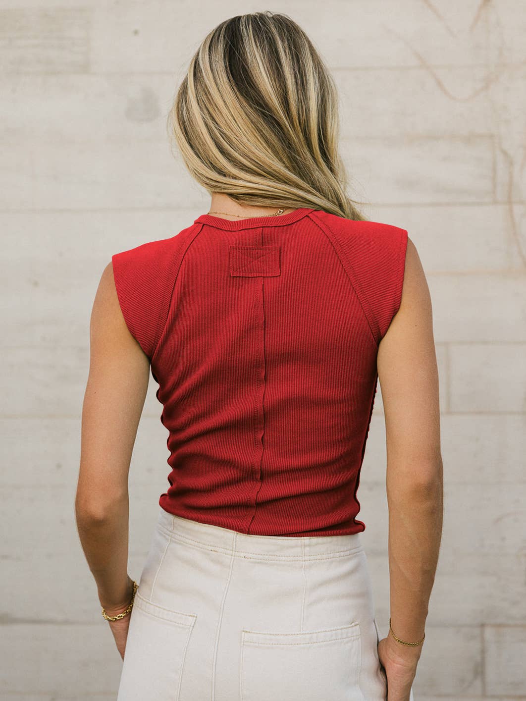 Sleeveless, round-neck knitted solid-color vest