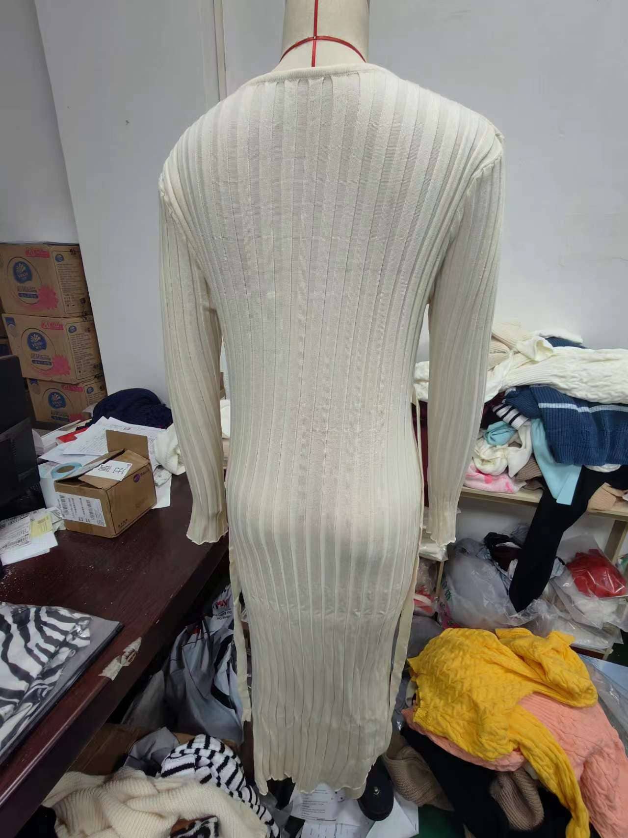 SLIM KNIT SKIRT WITH CASUAL WAIST AND V-NECK