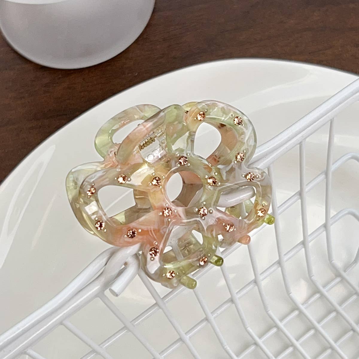 Hollowed-out flower diamond-encrusted grab clip