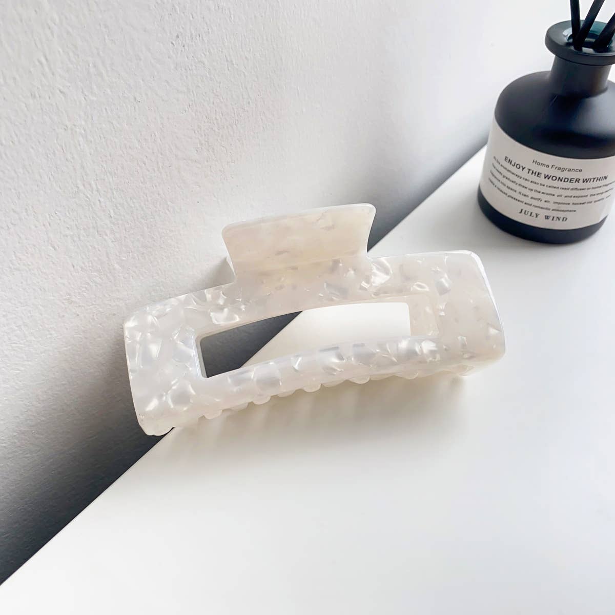 Retro and high-end acetate leopard hair clippers