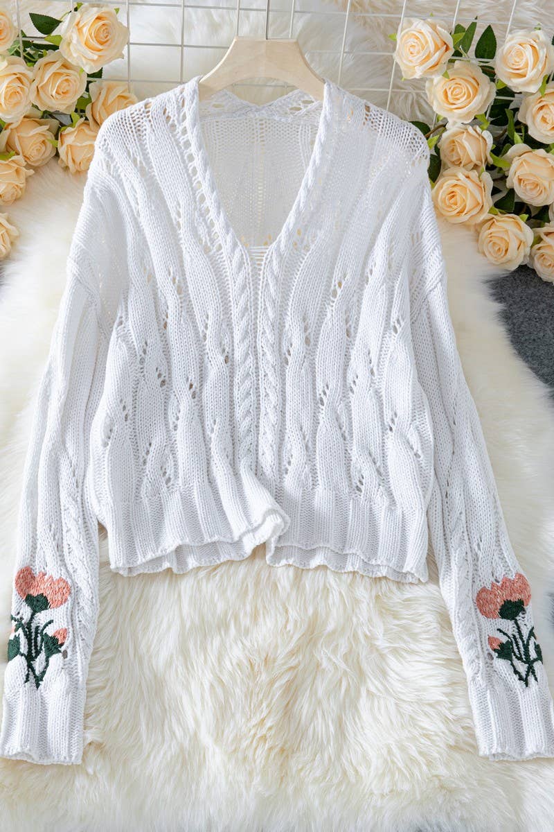 CWOSWL07448_V NECK FLORAL EMBROIDERED CROPPED KNIT SWEATER