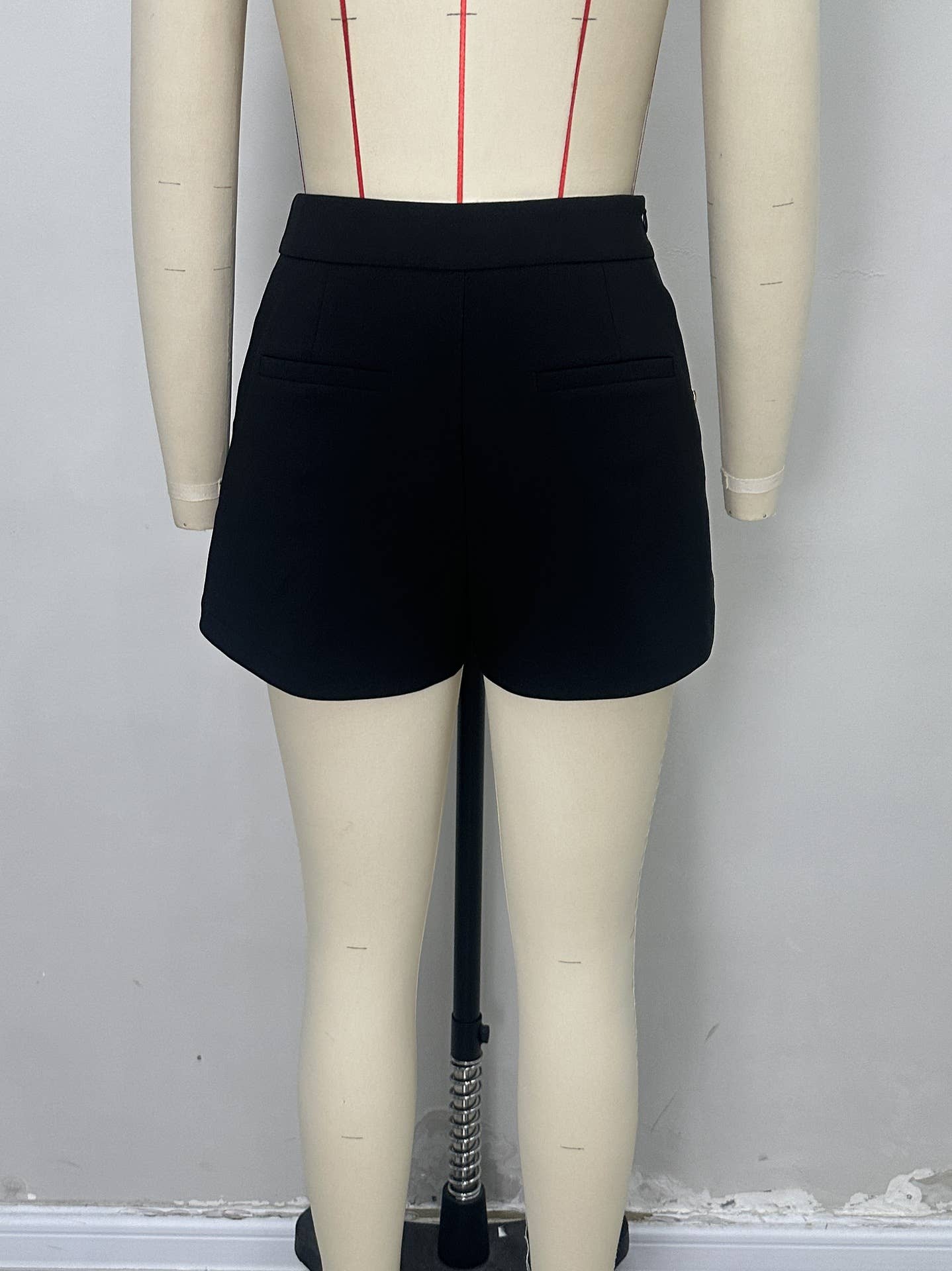 Versatile button-decorated straight shorts